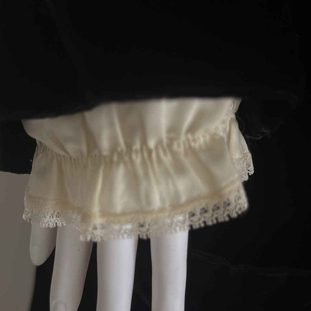 Feminine with beautiful lace detail. Made in the USA! 
Travels well. - Picture 6 of 11
